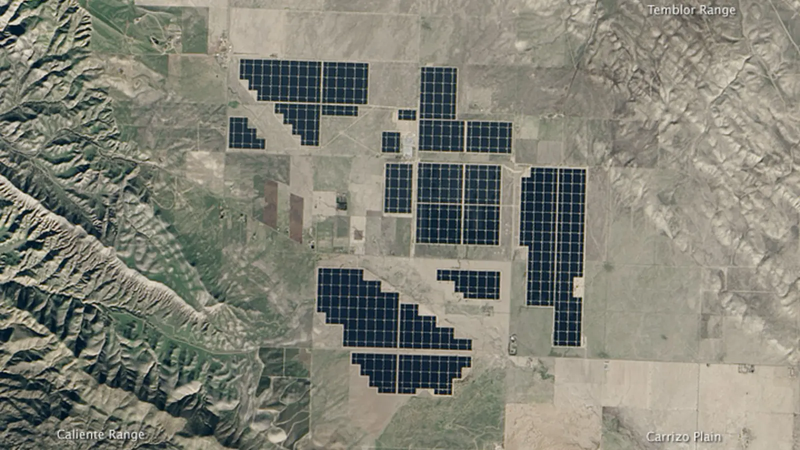 Vedere aeriană a unui parc fotovoltaic utility-scale